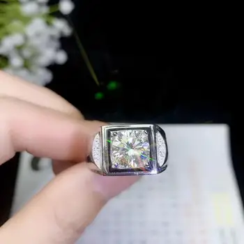 Мужское кольцо с муассанитом Clara, который в настоящее время является самым популярным драгоценным камнем, обладает высокой твердостью, сравнимой с бриллиантами. Серебро 925 пробы